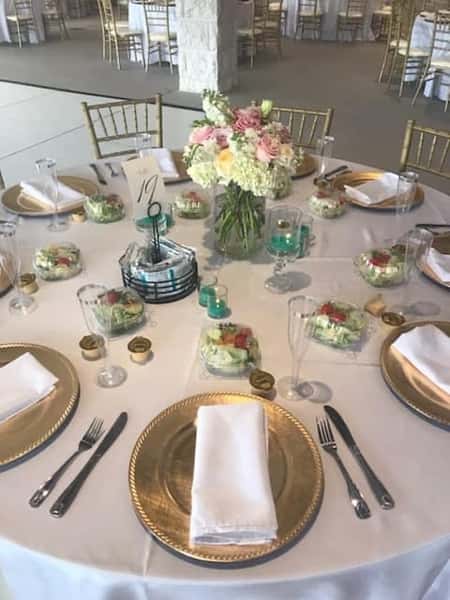 round table dinner layout