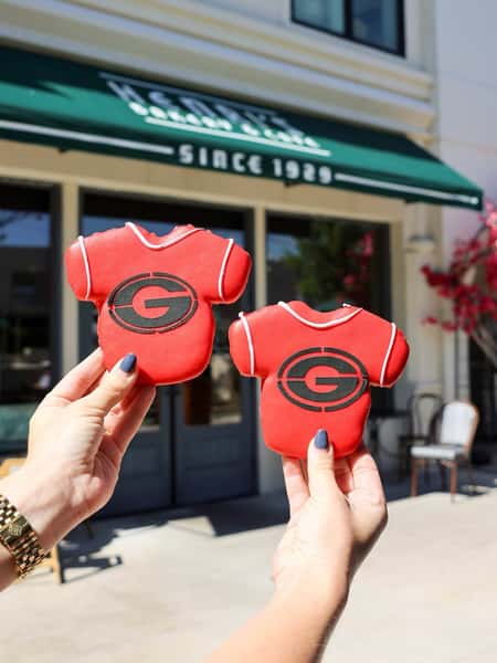 The only thing sweeter than a Georgia win? Celebrating with Henri’s! 🏈❤️🖤 Gear up for Georgia vs. Auburn with our Bulldogs cookies! Sic ’em, Dawgs! 🐾