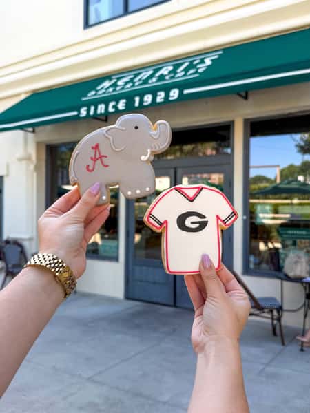 Wake up, it’s game day! 🏈 Stop by Henri’s and grab all your game day necessities, from sandwiches and sweets to cookies made for cheering on your favorite teams. Then turn up the volume and get ready for a full day of college football. Go Dawgs! ❤️🐾