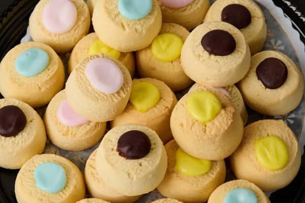 Headed to a Labor Day party this weekend? Don’t show up empty-handed. 😉 Order a platter of Henri’s famous shortbread cookies…the treat EVERYONE will be reaching for!