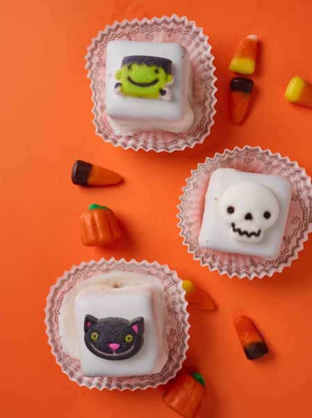 Too cute to spook, too good not to eat! 👻🎃 Our Halloween petit fours are all dressed up for spooky season! The sweetest little addition to your Halloween celebrations.

Preorder yours today on henrisbakery.com