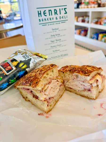 Fall flavors, but make it a sandwich! 🍂🥪 Our Harvest Turkey Sandwich is loaded with tender turkey, smoky Gouda, cranberry aioli, and Parmesan herb focaccia, toasted to perfection!

Only here for a limited time, so come get a taste while you can! 🤎