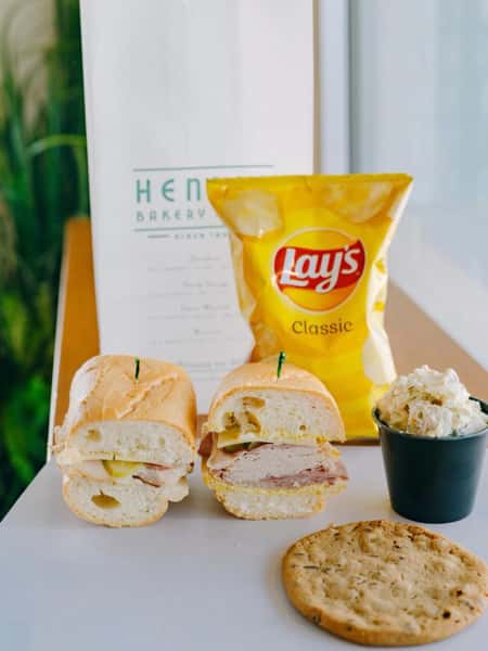 Make lunch the easiest part of the workday. 🥪✨ Henri’s Sack Lunches are packed fresh, completely customizable, and perfect for office meetings, team lunches, or any hungry crew.
Pick your favorites and we’ll take care of the rest!