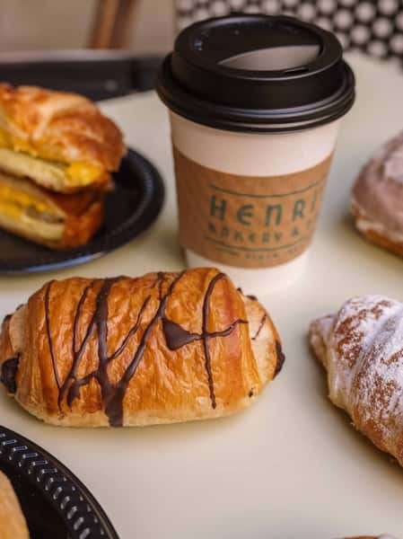 Your Thursday morning called…it wants Henri’s! ☕🥐 Breakfast sandwiches, chocolate croissants, fresh pastries, and coffee? Now THAT’S how you start the day! 😍