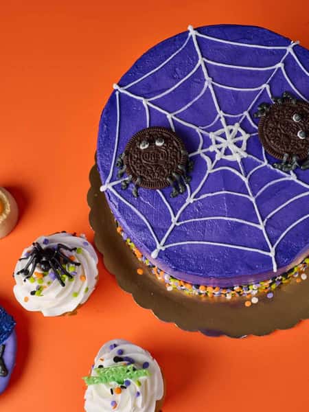Don’t let these treats ghost you! 👻 Our Halloween cakes and cupcakes are available in limited quantities in stores. Come snag yours before they’re gone!