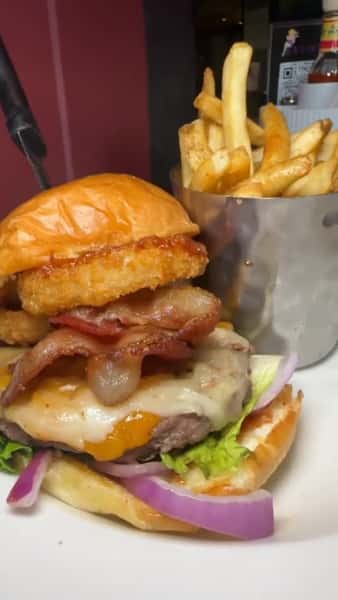 The front - stunning! The back - AMAZING. The beloved Barbara Q Bacon Cheeseburger? 10βs across the board! π π
#hamburgermarys #burger #onionrings #denvercolorado #thingstodoindenver #milehighmarys #denverrestaurants