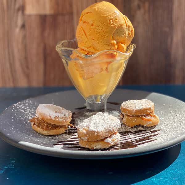 Alfajores Con Lucuma Ice Cream