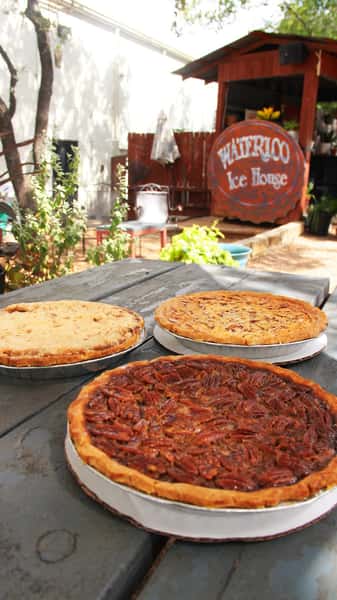 This town is definitely big enough for two brownies 🤠
Celebrate National Dessert Day with zero sharing required. Come grab your sweet treat today!
#waterlooicehouse #nationaldessertday #austin