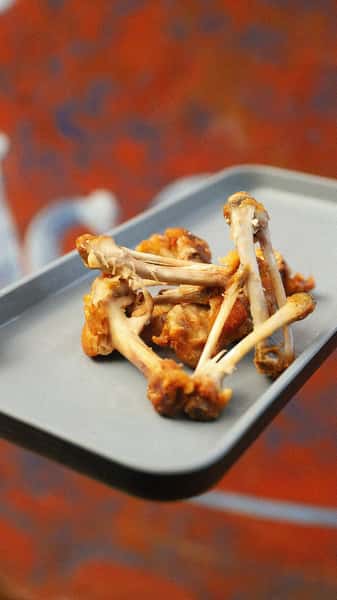 Bone-chilling prices, no tricks attached.
October Thursdays hit a little differently. We are serving up $1 wings all night across every Waterloo location. Trade a dollar for a wing, take it down to the bone, and repeat as needed.
Grab a table and bring your appetite!
#waterlooicehouse #dollarwings