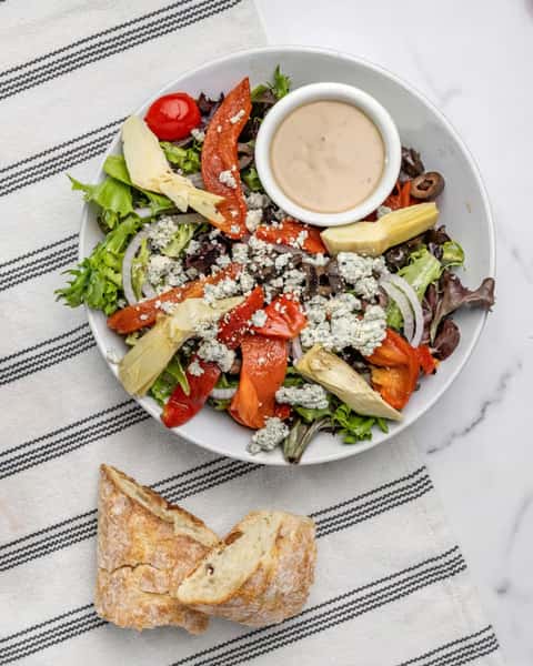 MIXED GREENS that hit all the right notes! 🥗 Roasted veggies, olives, & gorgonzola. 😋 Dine at Valentino's today!