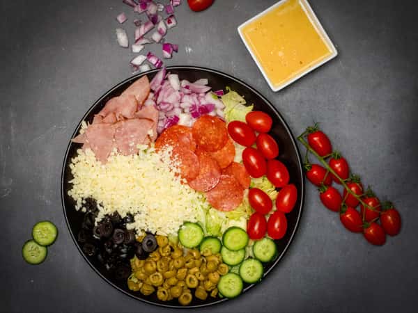 (Tomato, Cucumbers, Lettuce, Olives, Onions, Turkey Ham, Pepperoni, Fresh Mozzarella)