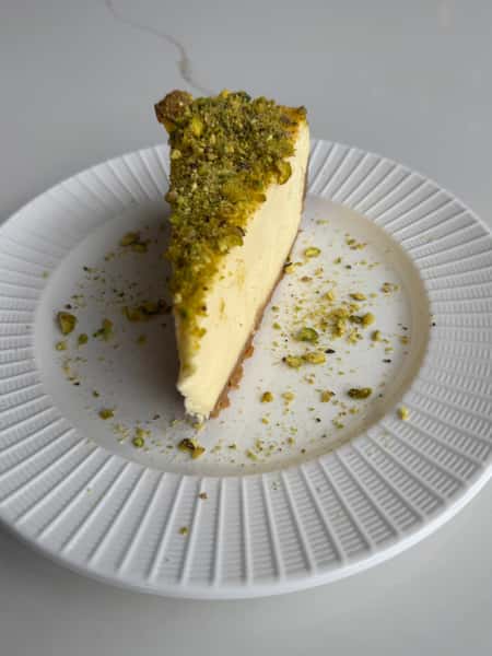 CHEESECAKE TOPPED WITH PISTACHIO
