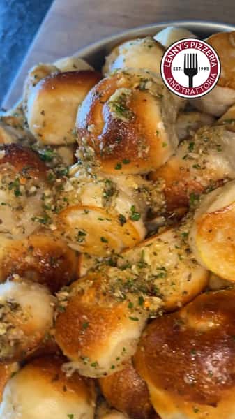 Come & try our homemade garlic knots ! 😋 Each knot is a savory symphony of golden-brown perfection, generously infused with aromatic garlic and herbs.😍 A heavenly twist that will have you coming back for more. Elevate your pizza experience – because every slice deserves a sidekick this delicious. 🤩🍕
#lennysbernardsville #bernardsvillenj #pizzeria #garlicknots #pizza 

ORDER NOW : www.lennyspizzanj.com ❤️❤️