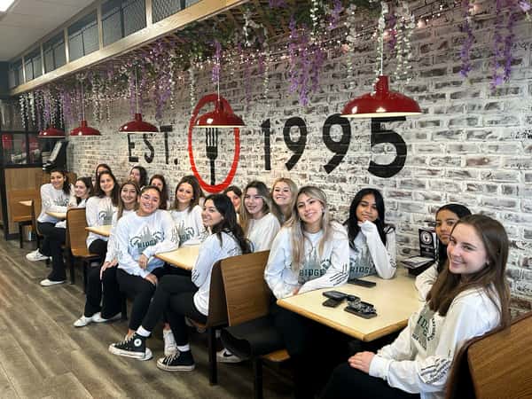 Fueling champions, on and off the field! 🍕🎉 Lenny's Pizzeria & Trattoria proudly supports the @ridge.cheerleading team. Here's to a winning combination of teamwork, spirit, and delicious pizza! 🏆🍕
 
ORDER NOW 💫🤩 : www.lennyspizzanj.com

#lennysbernardsville #pizza #pizzatime #pizzalover #cheerleading #highschool