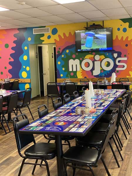 indoor dining at mojo's pizza