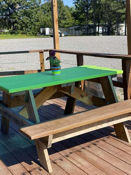 outdoor seating at mojo's pizza