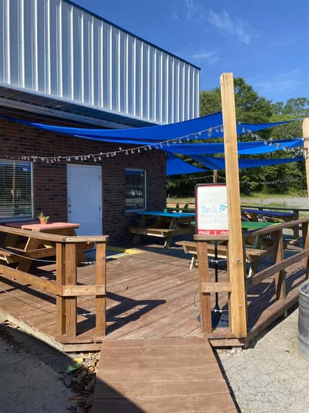outdoor seating at mojo's pizza