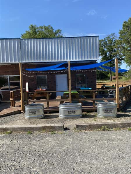 outdoor seating at mojo's pizza