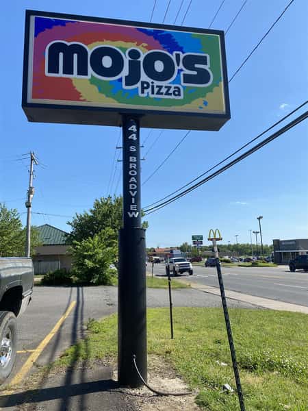 a mojo's pizza sign outside