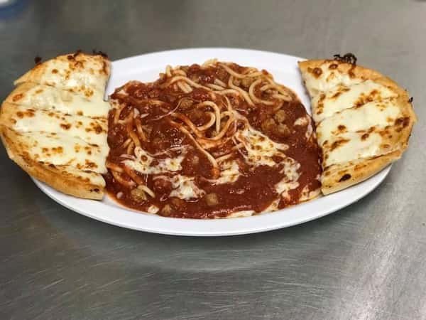 spaghetti with sauce and cheese with cheesy bread on the side