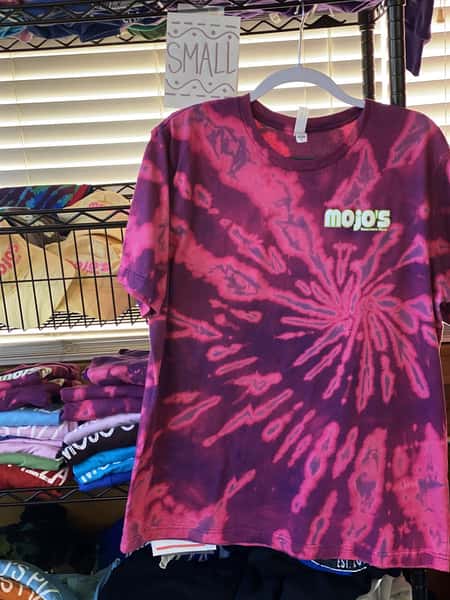 a mojo's pizza t shirt