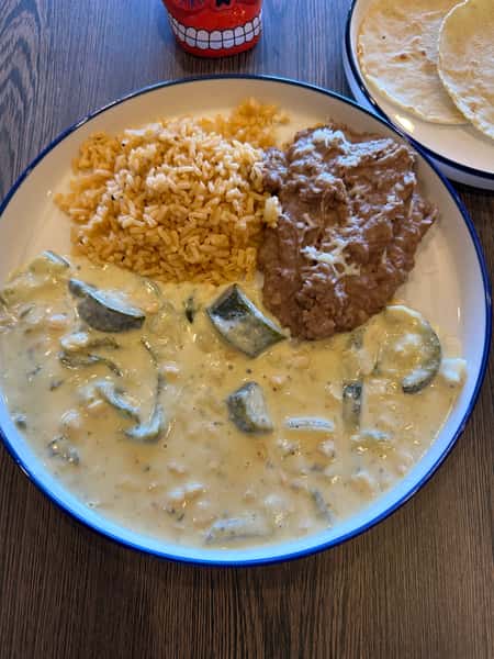 Rajas Con Calabacitas en Crema
