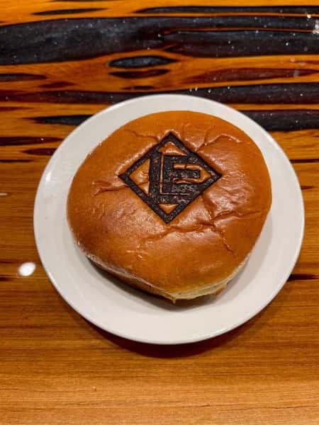 burger bun with live edge logo