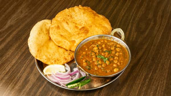 Cholla Bhatura (2 pcs)