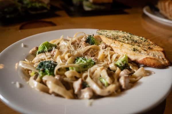 Fettuccine Alfredo - (meat optional)