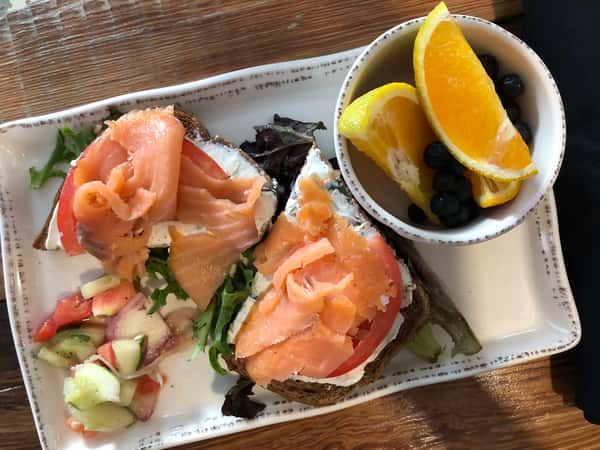 smoked salmon toasts
