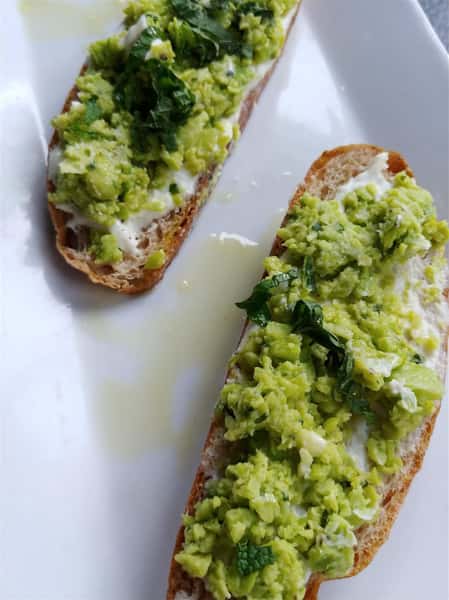 toasted bread topped with avocado mash