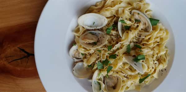 Linguine with clam sauce and clams