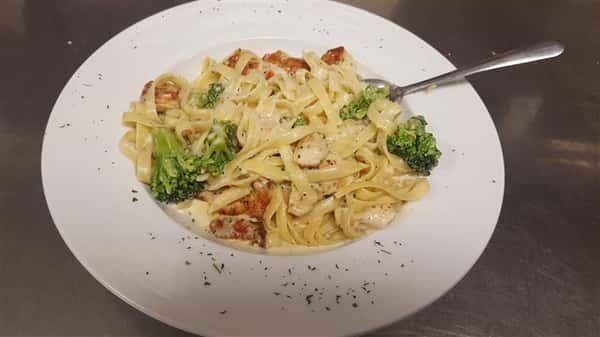 Alfredo Pasta served with broccoli.