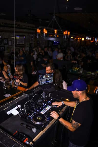 DJ