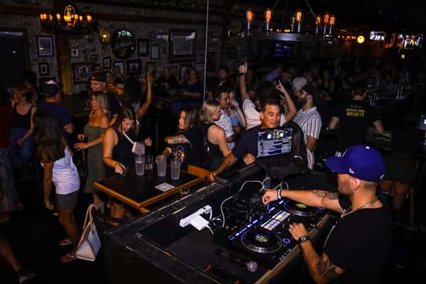 DJ
