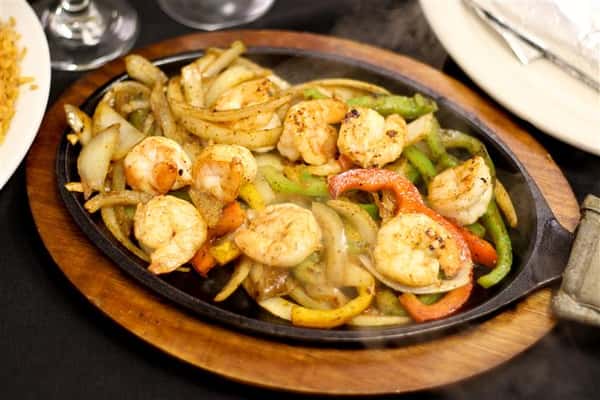 Shrimp, peppers, and onions in a skillet