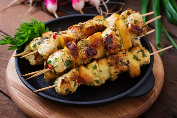 chicken skewers with slices apples chili