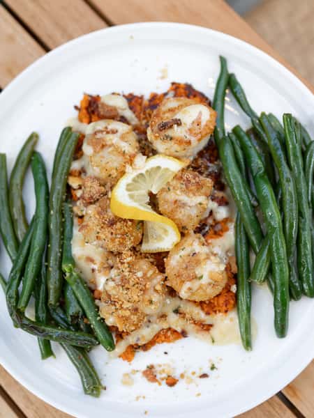 Choose your fighter: Seared Scallops or Thai Coconut Curry Salmon 👀
📸 @jeniwallingfordphoto