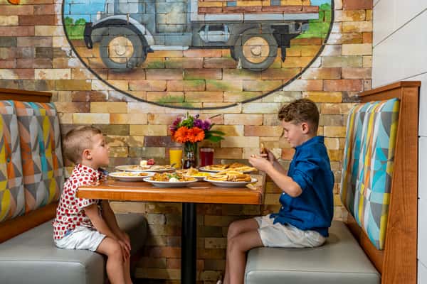 Children eating at the Peach Valley Cafe