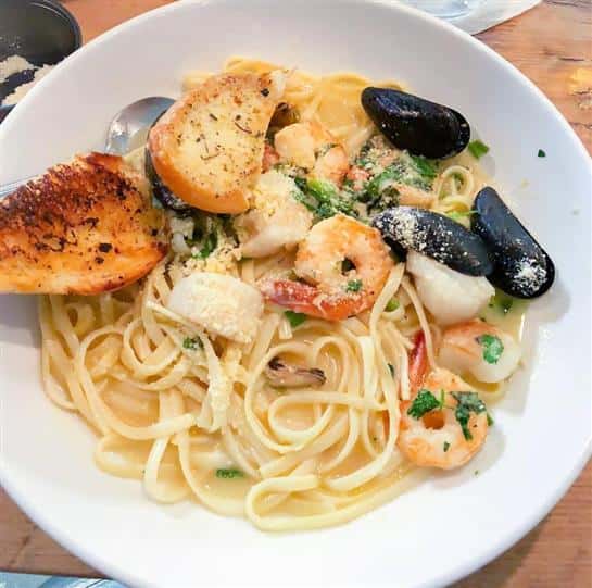pasta with shrimp, mussels, and garlic bread