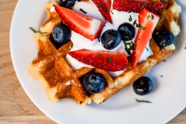 Weekends are better with waffles 🧇 Come have breakfast with us this weekend!
Mixed Berry Waffle | belgian waffle, fresh blueberries & strawberries, maple cold foam, mint.
__________
Sip, Save, Repeat: get rewarded for your spending 🤩 CF App Download link in bio📱 Now offering IN-APP DELIVERY 🚘
We offer free wifi 🛜 & free alternative milks🥛, serve on china ☕️, & use sustainable takeaway packaging 🌱
Open Mon-Fri 6-7 & Sat-Sun 7-7 in Katy and Bellaire📍Store locator & menu detail 🔗 in bio.