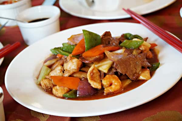 shrimps, bell peppers, carrots, onion in sauce