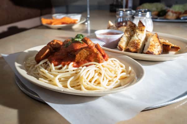 Spaghetti and Meatbals with Garlic Bread