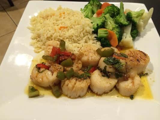 Scallop entree with vegetable rice and mixed steamed vegetables
