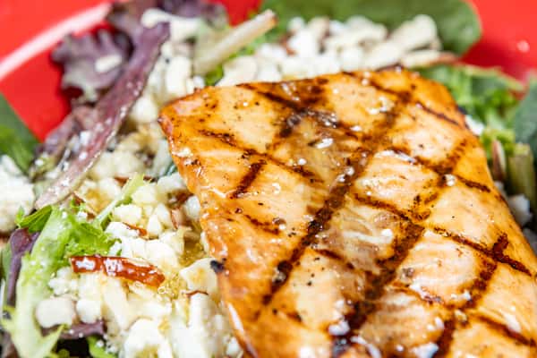 Grilled Salamon Mediterranean Salad