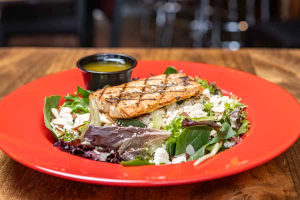 Grilled Salamon Mediterranean Salad