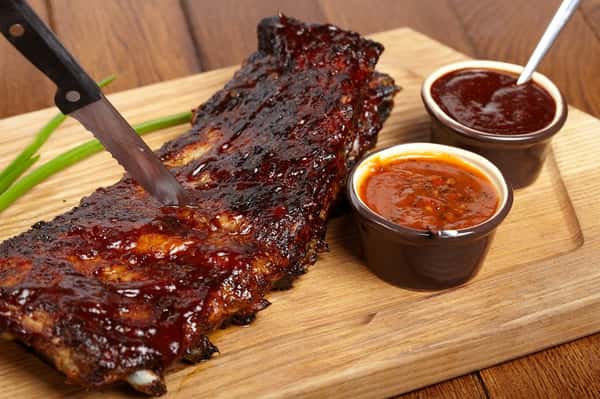 bbq ribs on cutting board_97746590