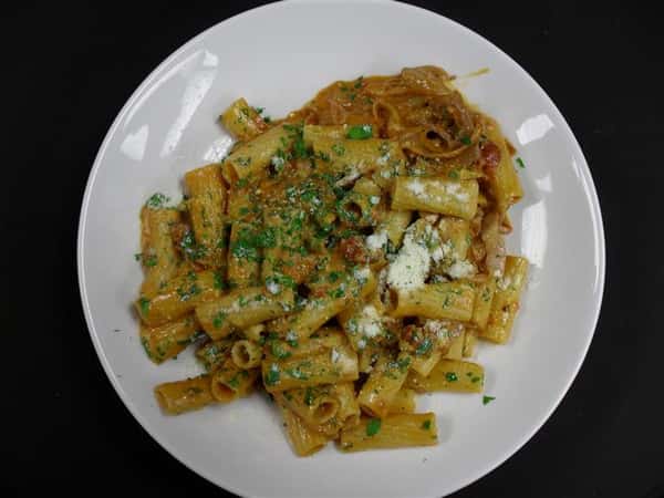 rigatoni with sauce and parsley