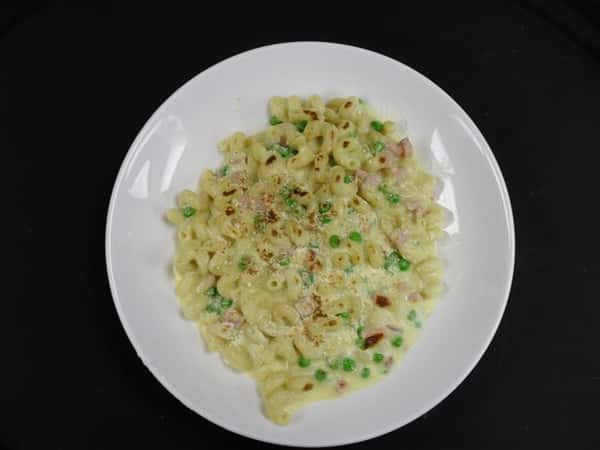 macaroni and cheese with peas