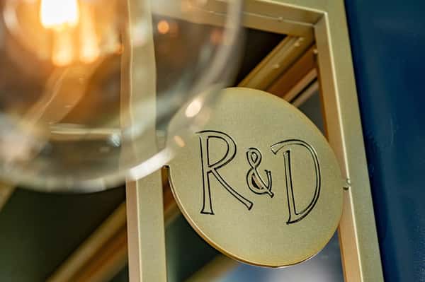 r & d sign 